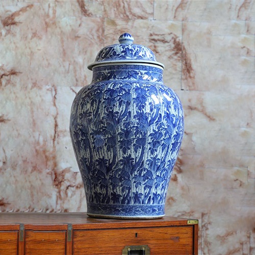 A large blue and white vase and cover, Kangxi (1662-1722), Chinese